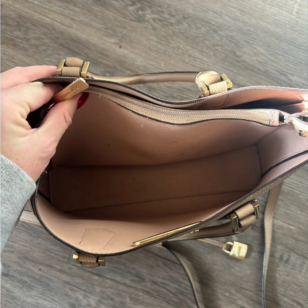 Michael Kors purse - Picture 4 of 6